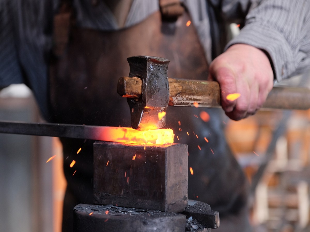 EN COULISSE, VISITE D'UN ATELIER DE FORGE ET DÉMONSTRATION FERRONERIE