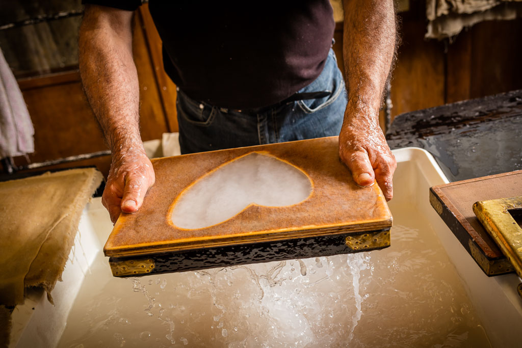 EN COULISSE, VISITE DÉCOUVERTE DE LA FABRICATION ARTISANALE DU PAPIER