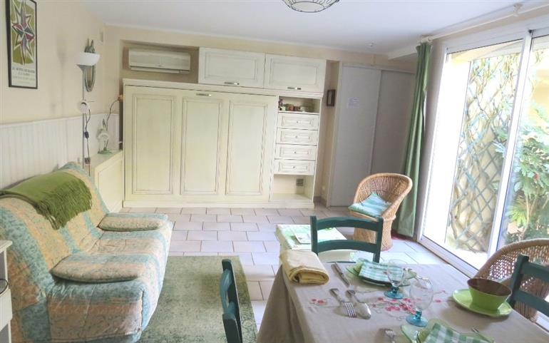 14 salon  et lit fermé