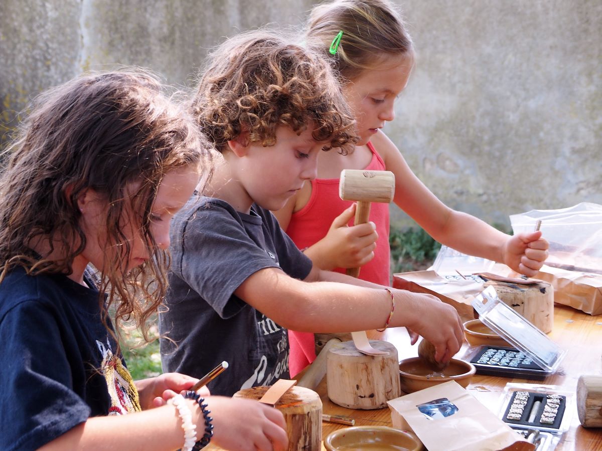 ATELIER DU MOYEN-AGE : TRAVAIL DU CUIR - Office de tourisme de Carcassonne